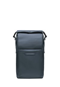 Sac à dos gris en tissu texturé, doté d'une fermeture enroulable, d'une poche avant et de bretelles ajustables. Design minimaliste avec des accents métalliques.