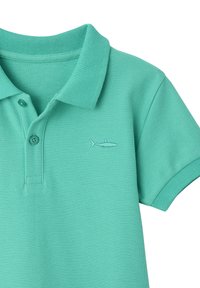 Türkisfarbenes Polohemd aus strukturiertem Stoff, mit kurzen Ärmeln und einem gestickten Fischlogo auf der linken Brust. Verfügt über einen klassischen Kragen und Knöpfe.