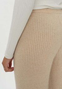 GOBI Cashmere NATURFARBE LÄSSIGE  - Tygbyxor - beige