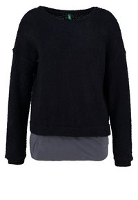 Svart, noppig pullovertröja med långa ärmar, en bred halsringning och en grå lagerkant. Mjuk textur och lös passform.