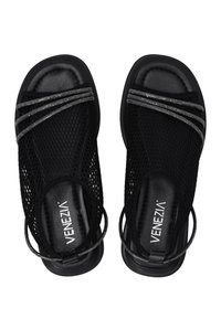 Sorte mesh-sandaler har to sølvstribede bånd og et åbent design, hvilket giver åndbarhed og komfort. Mærkenavnet "Venezia" er synligt.