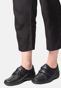 Waldläufer Slipper - schwarz