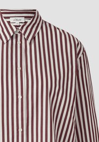 Gestreiftes Shirt in Kastanienbraun und Weiß mit klassischem Kragen und Knopfleiste, aus glattem Baumwollmaterial und langen Ärmeln.
