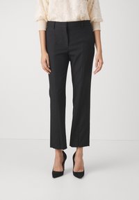 Svarta skräddarsydda byxor med slim fit, med en slät tygkvalitet, veckdetaljer, sidofickor och blixtlåsförsedda detaljer vid fållen.