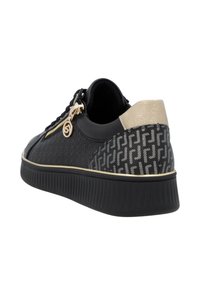 Baskets noires en cuir texturé, avec des accents dorés, fermeture éclair sur le côté, dos à motif et semelle en caoutchouc épaisse. Présente des couleurs et textures contrastantes.