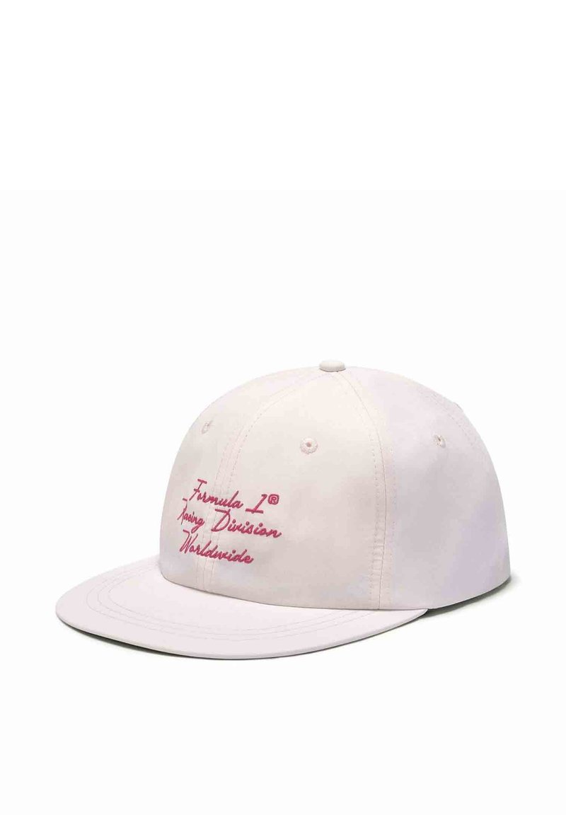 Jasnoróżowa czapka z wygiękim daszkiem, z haftowanym tekstem "Formula 1® Racing Division Worldwide" w ciemnoróżowym kolorze. Wykonana z materiału o gładkiej fakturze.