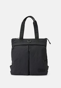 Sac fourre-tout noir Hugo avec poches avant doubles, poignées en tissu marquées, fermeture éclair et patch logo embossé dans le coin avant.