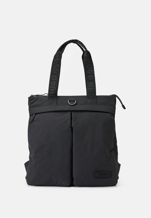 Bolsa tote negra Hugo con bolsillos frontales dobles, asas de tela con la marca, cierre de cremallera y parche con logo en relieve en la esquina frontal.