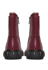 Botine din piele burgundy, cu o finisare netedă, având o talpă texturată neagră și accente metalice, precum și un fermoar lateral pentru închidere.