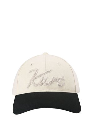 Beige baseballpet met een zwarte gebogen klep en het getextureerde, in cursief geborduurde woord "Kuro" op het midden van de voorkant.