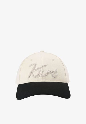 Cappellino da baseball beige con visiera curva nera e testo ricamato in corsivo testurizzato "Kuro" al centro anteriore.