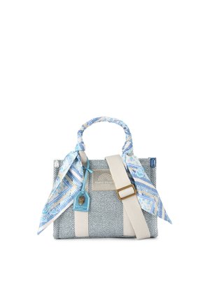 Kleine grijze handtas met structuur, beige bandje, blauwe sjaal met patroon gebonden aan het handvat, en een blauw label met gouden embleem die aan de voorzijde hangt.