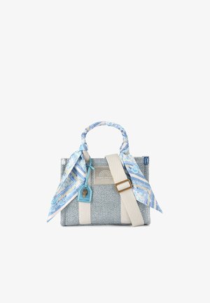 Mała szara torba na ramię z teksturą, beżowym paskiem, niebieską, wzorzystą apaszką przywiązaną do uchwytu oraz niebieską metką z złotym emblematem wiszącą z przodu.