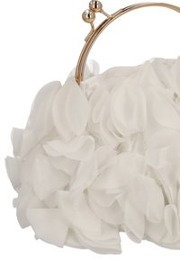 Bílá látková kabelka s vrstevnatým designem okvětních lístků, vybavená zlatým kovovým rámem a dvěma ozdobnými kuličkami na zapínání. Hladká textura.