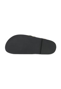 Suela de zapato negra con una superficie lisa y textura estriada para mayor agarre. Presenta un ligero tacón en el lado derecho y un patrón de tacón elíptico.