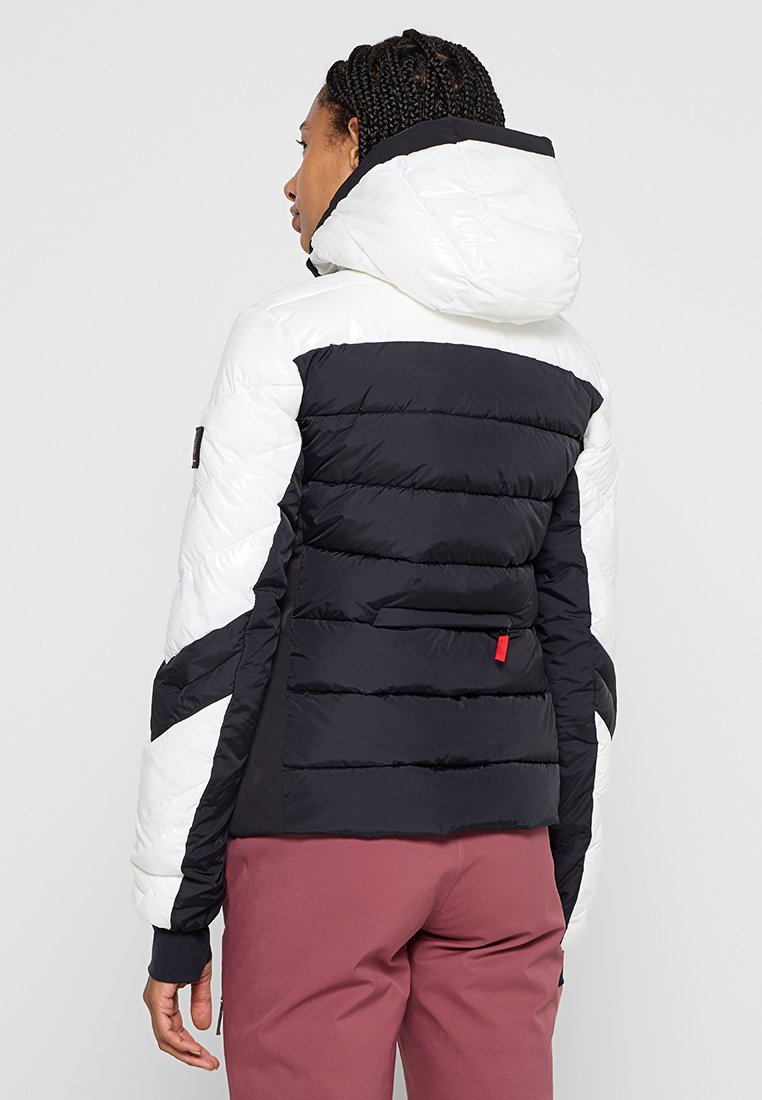 Daunenjacke in Schwarz und Weiß mit Kapuze. Merkmale sind horizontale Steppung, eine mit Reißverschluss gesicherte Tasche und kontrastierende Farbpaneele.