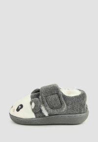 Grå panda-tema toffel med mjukt, texturerat tyg, vit pälskant och justerbar rem. Har ett pandans ansikte på tån.