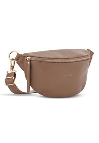 Geantă din piele maro, de tip crossbody, cu fermoar aurit, design rotunjit, curea ajustabilă și branding embosat. Prezintă o textură netedă.