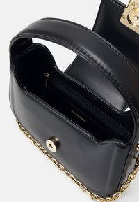 Thumbnail Image 4
