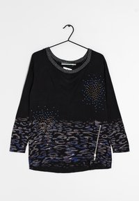 Musta pitkähihaisen paita, jossa on teksturoitu kaula-aukko, siniharmaa leopardi-printti ja metalliset yksityiskohdat, sekä sivuvetoketju.
