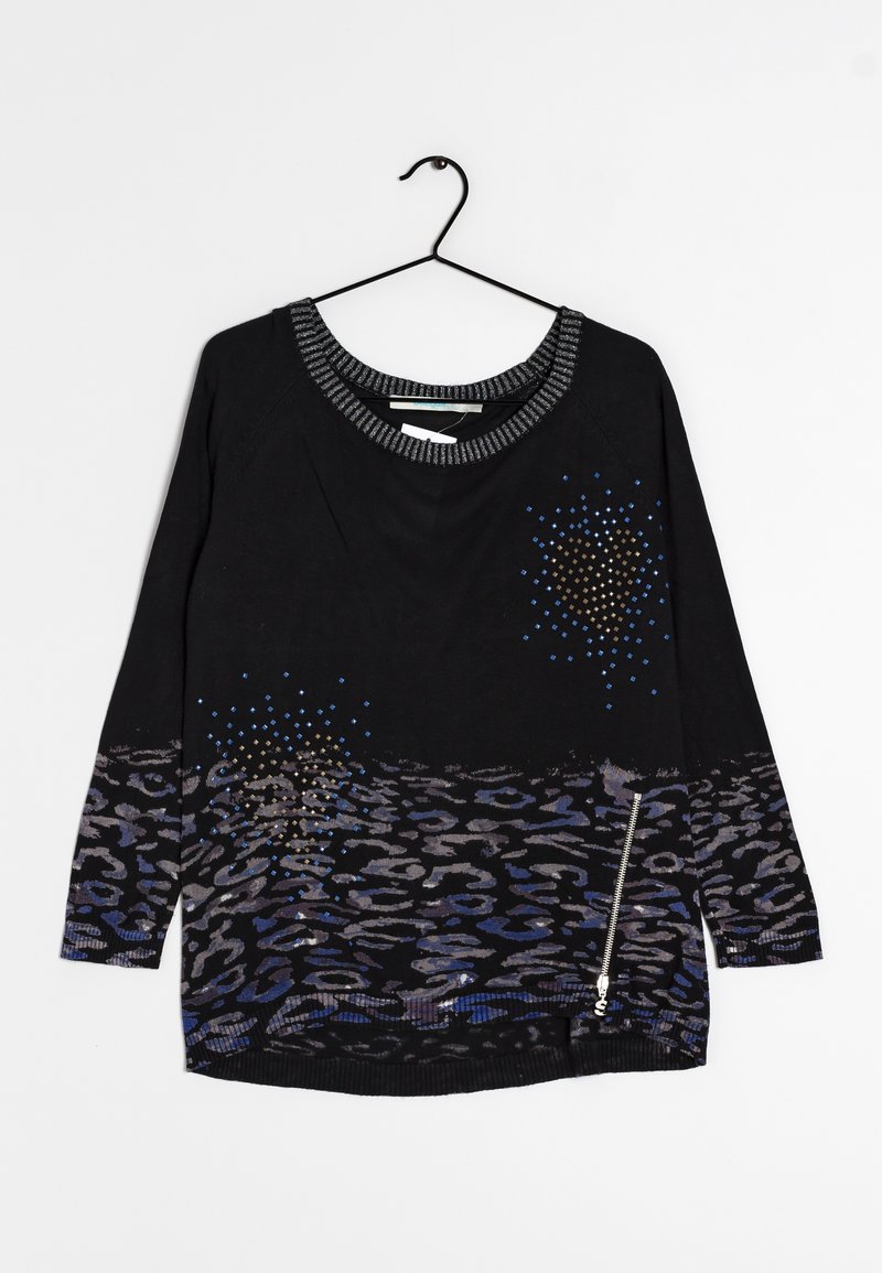 Musta pitkähihaisen paita, jossa on teksturoitu kaula-aukko, siniharmaa leopardi-printti ja metalliset yksityiskohdat, sekä sivuvetoketju.