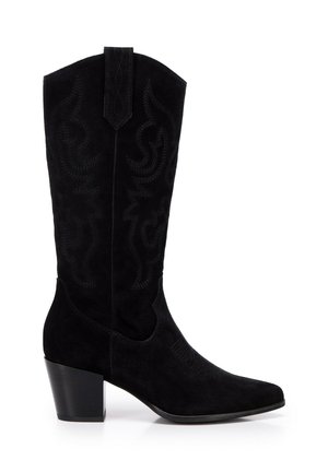 Czarny kowbojski but zamszowy na średnim, kwadratowym obcasie, z ozdobnym przeszyciem na cholewce i stopie.