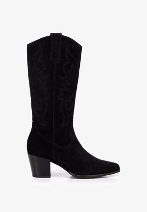 Schwarzer Cowboy-Stiefel aus Wildleder mit mittelhohem Blockabsatz und dekorativer Stickerei am Schaft und Fuß.