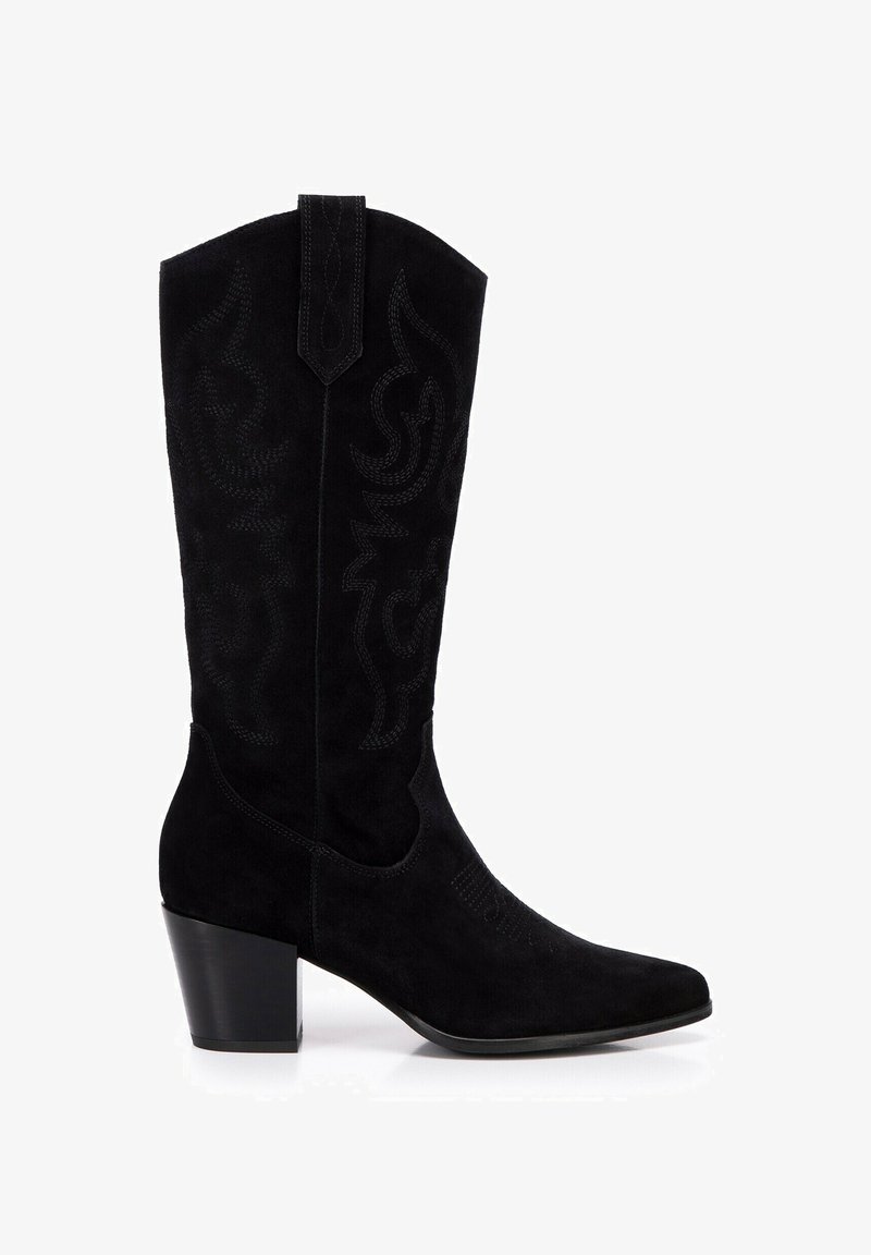 Zwarte suède cowboylaars met een blokhak van gemiddelde hoogte en decoratieve stiksels op de schacht en de voet.