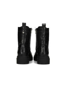 Botines negros con un acabado texturizado similar a la piel de serpiente, que cuentan con cremalleras y tiradores para facilitar su uso. Vista desde la parte posterior.