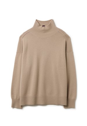 Suéter beige de cuello alto hecho de tela de punto suave. Cuenta con texturas acanaladas en el collar y los puños, con una silueta relajada y aberturas laterales.