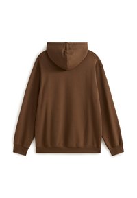 Sweat-shirt à capuche marron avec une texture douce, coupe ample, et des poignets et un ourlet côtelés. Tissu lisse sans motifs visibles ni éléments métalliques.