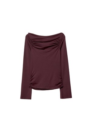 T-shirt bordeaux à manches longues avec un décolleté asymétrique, présentant des détails froncés sur les côtés et une texture lisse et extensible.