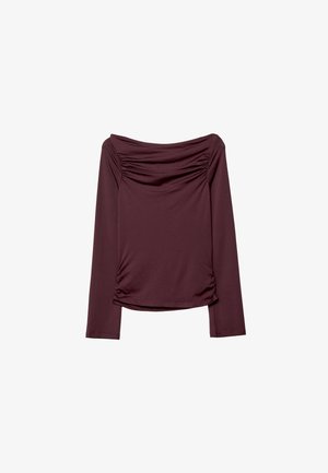 Bordeaux lange mouw top met een off-the-shoulder halslijn, voorzien van geplooide details aan de zijkanten en een gladde, rekbare textuur.