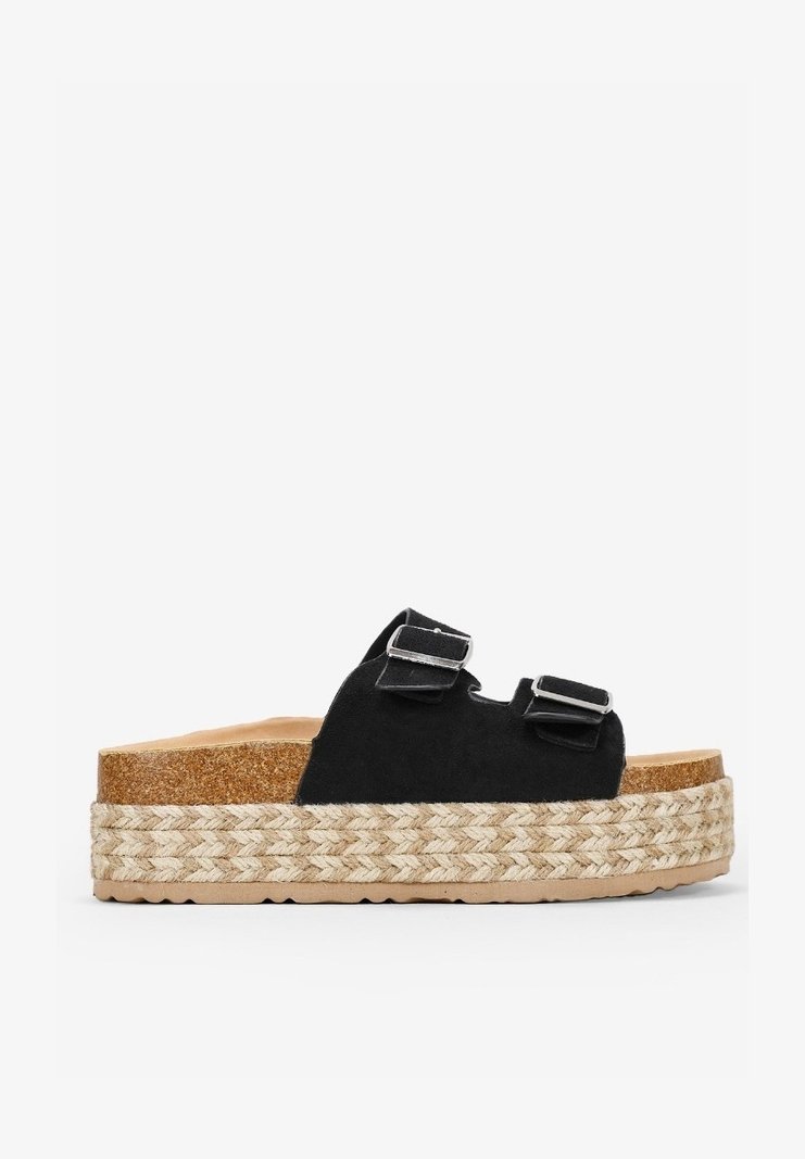 Sandali neri in suede con due cinturini e fibbie argentate, dotati di una spessa piattaforma in iuta intrecciata e di una suola beige strutturata.