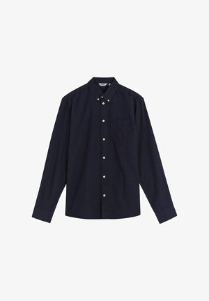 Tummansininen pitkähihaisten nappipaidan, jossa on rintatasku ja nappikaulus, asetettuna tasaisesti valkoiselle taustalle.