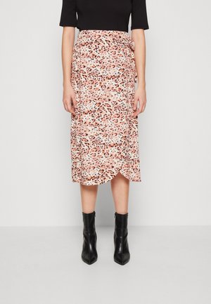 Spódnica midi w różowy wzór w cętki; wykonana z miękkiej tkaniny, z zakładanym dekoltem, ozdobiona wiązaniem z boku i elegancko opadającym dołem.