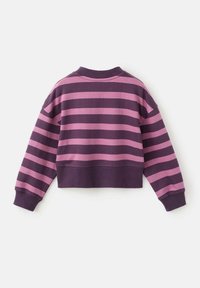 Bluza scurtă cu dungi violet și roz, având mâneci lungi și un guler ribat. Material moale cu o croială confortabilă.