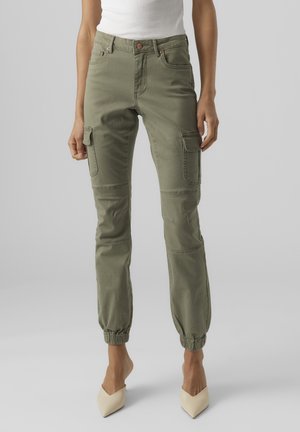 Pantalons cargo vert olive avec des poignets élastiques, des poches avant et des poches cargo sur le côté. Fabriqués en matériau doux et durable avec un design ajusté.