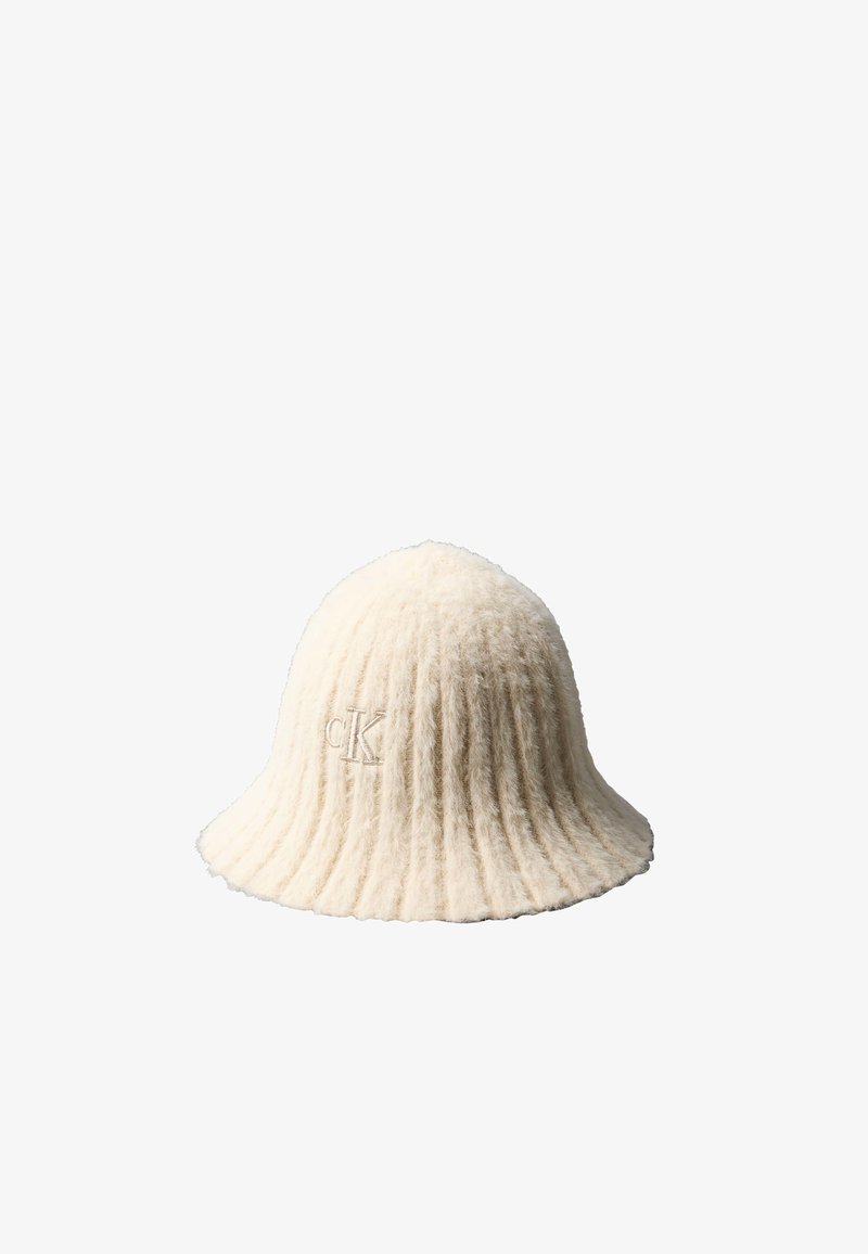 Chapeau bob en maille côtelée couleur crème avec une texture douce et un petit logo brodé "cK" sur le côté.