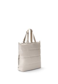 Geantă tote bej căptușită cu două mânere superioare și curea ajustabilă pentru umăr, având un buzunar lateral cu fermoar și un logo subtil al brandului.