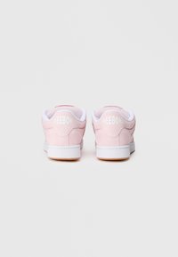 Roze nubuk tenisice s bijelim akcentima, s okruglim vrhom, podstavljenim ovratnikom i teksturiranom gumiranom potplatom. "REEBOK" logo na peti.