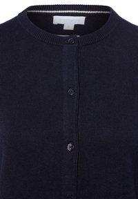 Granatowy dziergany kardigan z okrągłym dekoltem, pięcioma czarnymi guzikami i delikatną fakturą. Metka z napisem "brookshire", rozmiar "S".