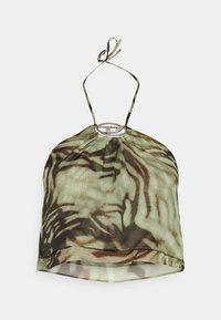 Top halter floral din material transparent, cu un model abstract în nuanțe de verde și maro, un detaliu rotund din metal argintiu și brățări la gât.