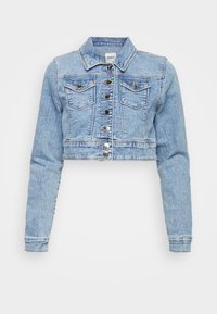 Lichtblauwe cropped denimjas met lange mouwen, knopen aan de voorkant en twee borstzakken met knoopsluitingen en een lichte distressed textuur.