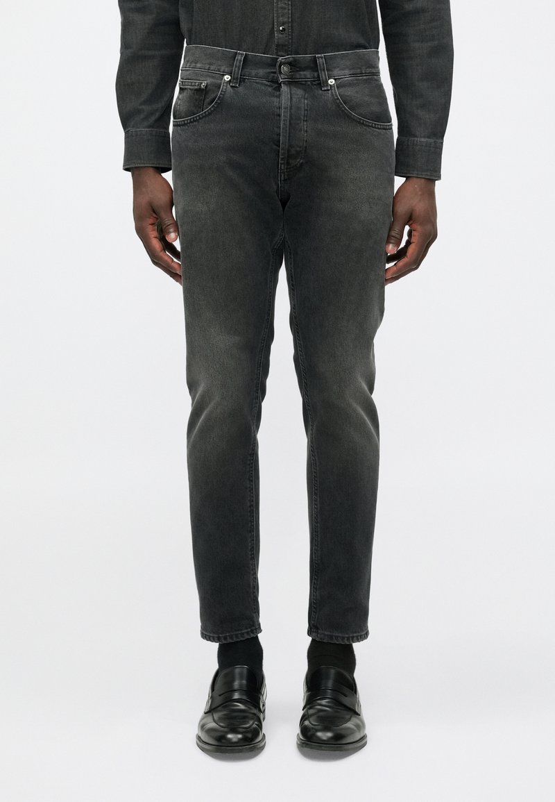 Černé džíny z denimu se slim fit střihem, pěti kapsami a vybledlým provedením. Mají standardní zapínání na knoflík a kontrastní prošití.