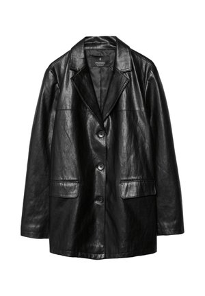 Černá kožená blazer s klopovým límcem, jednobarevným zapínáním na knoflíky, dvěma předními kapsami a hladkou, lesklou texturou.