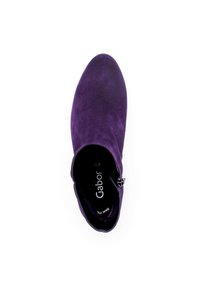 Bottine en daim violet à bout rond, texture lisse et détail de fermeture éclair latérale. La doublure intérieure affiche le nom de la marque "Gabor."