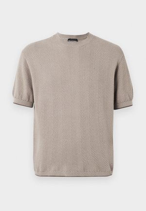 Beež lühikeste varrukatega kudumistrikooga kampsun, tagasihoidliku siksakmustriga, soonikkoes ümara kaelusega ja kergelt padjandusega varrukatega.