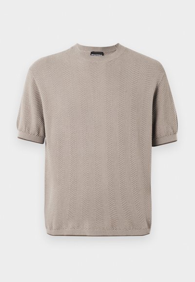 Μπεζ κοντομάνικη πλεκτή μπλούζα με διακριτικό σχέδιο chevron, ribbed λαιμόκοψη και ελαφρώς φουσκωτά μανίκια.