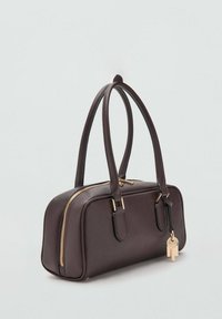 Geantă maro din piele ecologică, cu mâner dublu, formă dreptunghiulară, închidere cu fermoar și accesorii aurii, inclusiv un charm în formă de cheie.